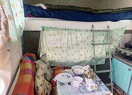 Secluded Converted Horsebox Retreat in Welcombe