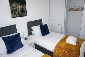 Biz & Fam Sleeps 7 Wigan w/ Parking, Self-check-in