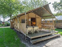 Nice Safari Tent With Bathroom, on a Holiday Park in De Maasduinen