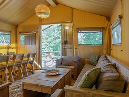 Nice Safari Tent With Bathroom, on a Holiday Park in De Maasduinen