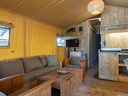 Nice Safari Tent With Bathroom, on a Holiday Park in De Maasduinen