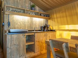 Nice Safari Tent With Bathroom, on a Holiday Park in De Maasduinen