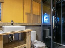 Nice Safari Tent With Bathroom, on a Holiday Park in De Maasduinen