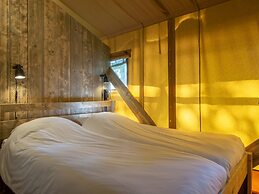 Nice Safari Tent With Bathroom, on a Holiday Park in De Maasduinen