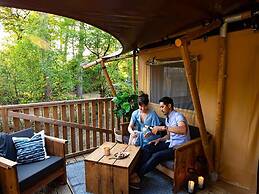 Nice Tent Lodge Near a Lake