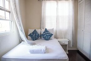 A Relaxing Retreat a few Steps From the Sun-soaked Dover Beach and the