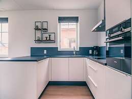 Sustainable Water Villa With Dishwasher, by a Lake