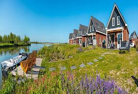 Sustainable Water Villa With Dishwasher, by a Lake