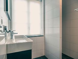 Sustainable Water Villa With Dishwasher, by a Lake