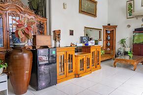 OYO 94067 The Roy Suite Guest House