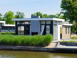 Chalet on the Water at the Beautiful Veluwemeer