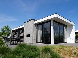 Chalet on the Water at the Beautiful Veluwemeer