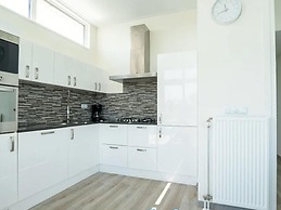 Chalet on the Water at the Beautiful Veluwemeer