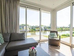 Chalet on the Water at the Beautiful Veluwemeer