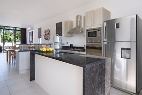 Designer 3BR Pool Access Villa Argent 8