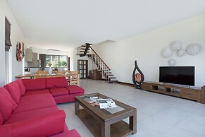 Designer 3BR Pool Access Villa Argent 8