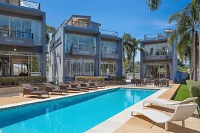 Designer 3BR Pool Access Villa Argent 8