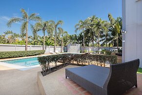 Designer 3BR Pool Access Villa Argent 8