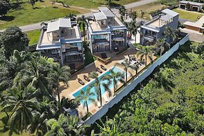 Designer 3BR Pool Access Villa Argent 8