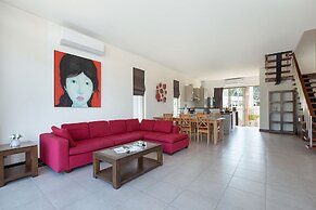 Designer 3BR Pool Access Villa Argent 8