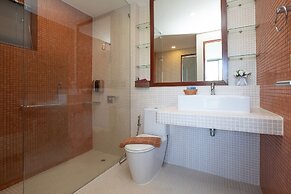 Designer 3BR Pool Access Villa Argent 8