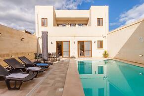 Nadurin Gozitan Villa 7 Bedr 2 Pools