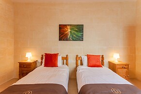 Naduri Beautiful Gozitan Villa Pool