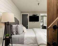 Newly Renovated Downtown Gatlinburg Condo Pool