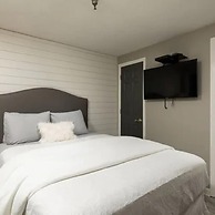 Newly Renovated Downtown Gatlinburg Condo Pool