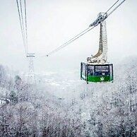 Newly Renovated Downtown Gatlinburg Condo Pool