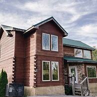 Comfy Retreat w Private Pool Hot Tub Game Room