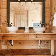 Comfy Retreat w Private Pool Hot Tub Game Room