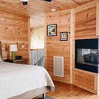 Comfy Retreat w Private Pool Hot Tub Game Room