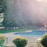 Comfy Retreat w Private Pool Hot Tub Game Room