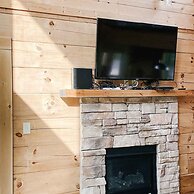 Comfy Retreat w Private Pool Hot Tub Game Room