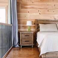 Comfy Retreat w Private Pool Hot Tub Game Room