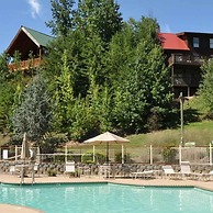 Comfy Retreat w Private Pool Hot Tub Game Room