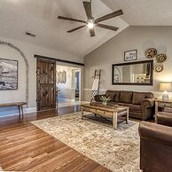 Irresistible Retreat w Pool Hot Tub Arcade