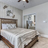 Irresistible Retreat w Pool Hot Tub Arcade