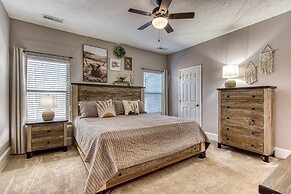 Irresistible Retreat w Pool Hot Tub Arcade