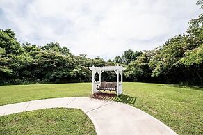 Luxurious Renovated Pool Basketball Playground