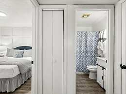 NEW Renovated Fabulous 2 bed 2 Bath Pool View