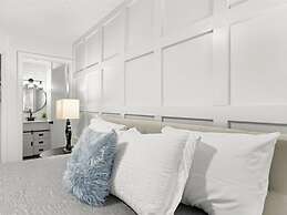 NEW Renovated Fabulous 2 bed 2 Bath Pool View