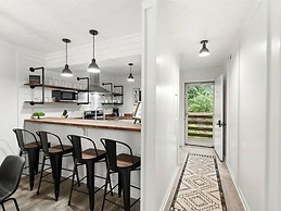 NEW Renovated Fabulous 2 bed 2 Bath Pool View