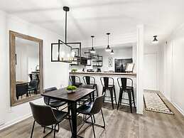 NEW Renovated Fabulous 2 bed 2 Bath Pool View