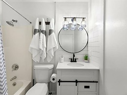 NEW Renovated Fabulous 2 bed 2 Bath Pool View