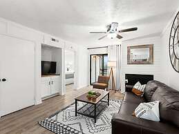 NEW Renovated Fabulous 2 bed 2 Bath Pool View