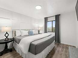 NEW Renovated Fabulous 2 bed 2 Bath Pool View