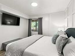 NEW Renovated Fabulous 2 bed 2 Bath Pool View