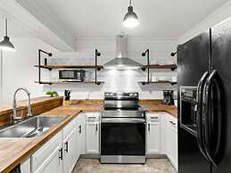 NEW Renovated Fabulous 2 bed 2 Bath Pool View